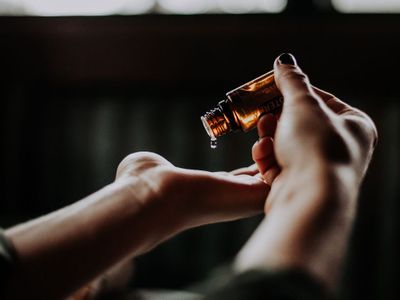 Tak Disarankan Untuk Hilangkan Jerawat, Ini Manfaat Lain Minyak Kayu Putih