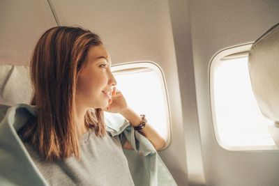 5 Tips Mencegah Kulit Kering Saat Bepergian dengan Pesawat
