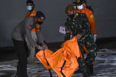 Potret Pilu Jenazah Korban Pesawat Sriwijaya Air Diangkut Petugas, Tak Lagi Utuh