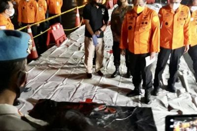 Kabasarnas Masukkan Dugaan Serpihan Sriwijaya Air ke Kantong Jenazah dan Serahkan ke DVI