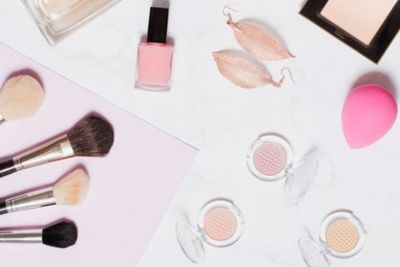 Ini Bedanya Mengaplikasikan Foundation dengan Brush dan Beauty Blender!