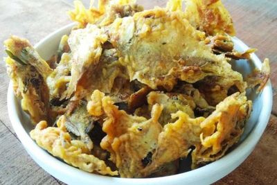 Membuat Rempeyek Ikan Asin, Renyah Gurih dan Bikin Nagih!