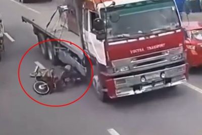 Detik-detik Pemotor Jatuh usai Tersenggol Truk, Telat Bangun Sedetik Saja Bisa Tergilas