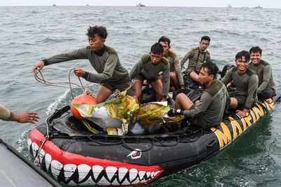 TNI AL Evakuasi 2 Bagian Tubuh Korban Pesawat Sriwijaya Air SJ182 yang Mengapung