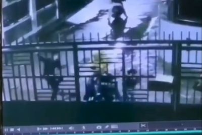 Rekaman CCTV Detik-Detik Seorang Wanita dan Anaknya Dibegal, Tangan Nyaris Putus