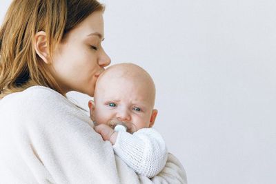 Kapan Bayi Boleh Dibawa Naik Pesawat? Berikut Penjelasannya!