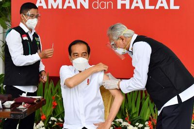 WHO Tak Setuju Negara Paksa Warga Divaksin Covid-19, di Indonesia Terancam Denda 100 Juta