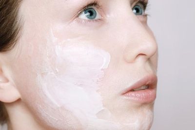 Tak Hanya Untuk Kecantikan, Memakai Skincare Juga Bermanfaat bagi Kesehatan Mental