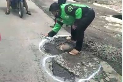 Aksi Mengagumkan Driver Ojol Tandai Jalan Rusak Pakai Pilox agar Tak Makan Korban