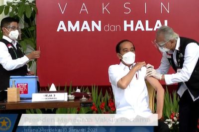 Detik-detik Presiden Jokowi Disuntik Vaksin Covid-19 Sinovac Pertama Kali
