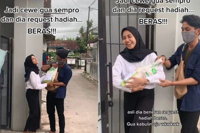 Unik! Cewek Ini Malah Minta Sekarung Beras Sebagai Hadiah Seminar Proposal