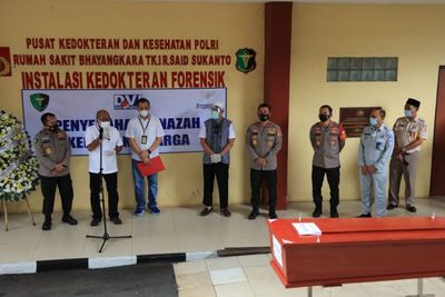 Polri Serahkan Jasad Korban SJ182 Okky Bisma ke Pihak Keluarga