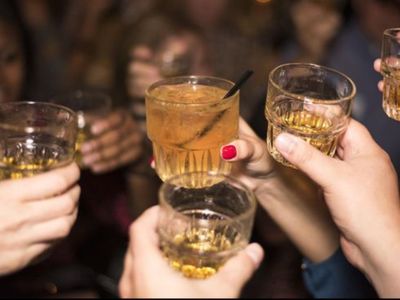 Jangan Meminum Alkohol Saat Proses Vaksinasi, Kalau Kamu Tidak Mau Begini!