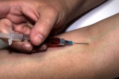 Pria Ini Suntikkan Jamur Ajaib untuk Atasi Depresi, Justru Membuatnya Alami Gagal Organ