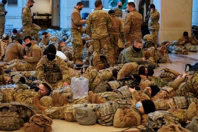 Potret Pasukan Garda Nasional AS Tertidur Lelah di Tengah Persiapan Pelantikan Joe Biden