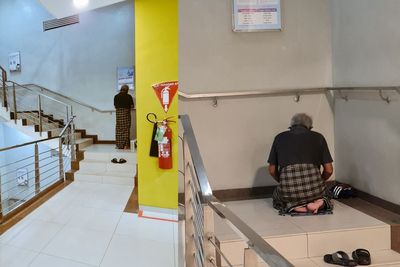 Kakek Ini Salat di Pojok Tangga Rumah Sakit, Alasan di Baliknya Bikin Haru