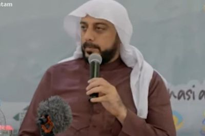 Ceramah Menohok Syekh Ali Jaber, Heran Lihat Jamaah yang Suka Merokok saat Jumatan
