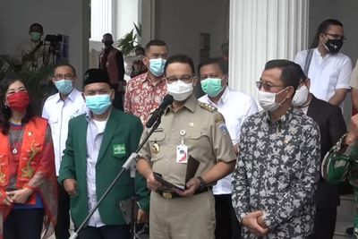 Beda dari Jokowi dan Ridwan Kamil, Anies Tak Undang Influencer untuk Vaksinasi Perdana