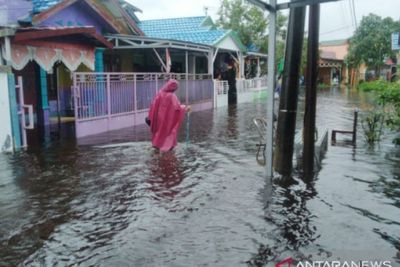 Banjir Makin Tinggi, Warga di Banjarmasin Mulai Mengungsi