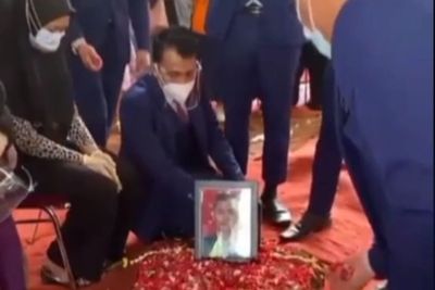 Kru Sriwijaya Beri Penghormatan Terakhir untuk Okky Bisma, Istri Almarhum Jadi Sorotan