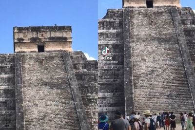 Viral Seorang Wanita Terlihat Mendaki Piramida Maya Kuno yang Tingginya 98 Kaki