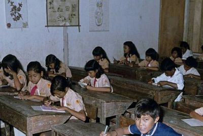 Viral Foto Suasana Kelas SD Tahun 1980, Netizen Salfok ke Siswa Baju Biru