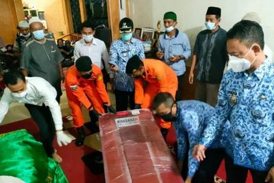 Jenazah Ibu dan Anak Korban Sriwijaya Air Tiba di Pontianak, Tangis Keluarga Pecah