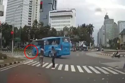 Detik-detik Ojol Hampir Terlindas Bus Transjakarta, Akibat Terobos Lampu Lalu Lintas