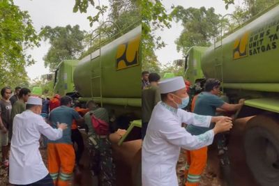 Momen Ustadz Das ad Latif Semangati Petugas yang Dorong Truk Lewati Jalur Majene-Mamuju