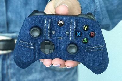 Unik, Controller Xbox Series X Ini Dibuat dari Bahan Denim, Ada Kantongnya!