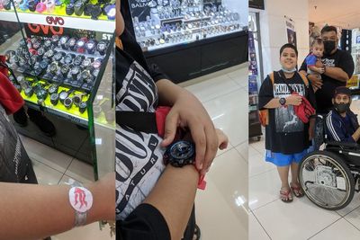 Pakai Jam Tangan Kertas, Bocah Ini Nangis saat Dibelikan Jam Beneran oleh Orang Asing