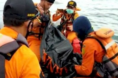 Evakuasi Korban di Titik Jatuhnya SJ182, Kapal Basarnas Tabrakan dengan Kapal Lain