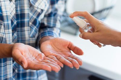 Duh! Sekelompok Remaja Ganti Handsanitizer dengan Lem Super dan Tawarkan Semprotan Gratis