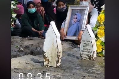 Selebgram Pontianak Syifa Kamila Dimakamkan, Adik Kandung Unggah Peti Jenazah di Ambulans
