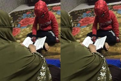 Terlalu Ngefans! Bocah Ini Ngaji Bareng Ibunya Memakai Kostum Spiderman, Netizen Gemas