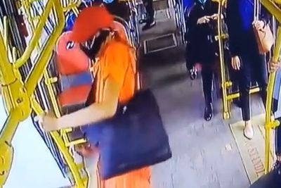 Aksi Penumpang Transjakarta Santai Masukkan Hand Sanitizer ke Tas Besar