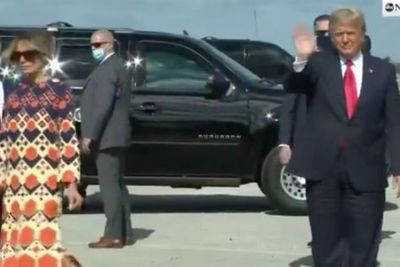 Momen Melania Berjalan Menjauh dari Donald Trump Saat-saat Terakhir Sebagai Ibu Negara