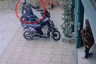 Cuma Diteriakin Satu Emak-emak, Maling Motor Ini Langsung Lari Kocar-kacir