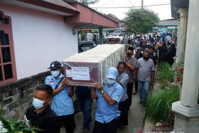 Ratusan Orang Ramai-ramai Antarkan Jenazah Pramugara Sriwijaya Air ke Pemakaman