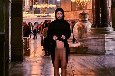 Model Ini Minta Maaf Setelah Pamerkan Kemaluannya dalam Pemotretan di Masjid Hagia Sophia