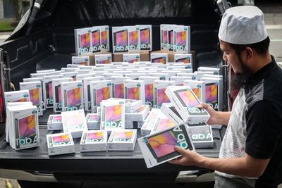 Salut! Ustaz Ebit Lew Donasikan 100 Tablet untuk Pelajar yang Kesulitan Ikuti Kelas Daring