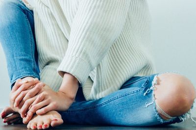 Kulit Lutut Menggelap Jadi Masalah? Atasi dengan Bahan Ini