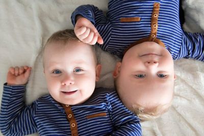 30 Nama Bayi Kembar Laki-laki Bermakna Istimewa dan Modern