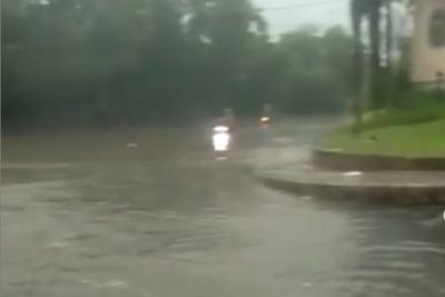 Kolong Caman di Bekasi Terendam Banjir, Ibu-ibu Nekat Terobos hingga Dibantu Petugas