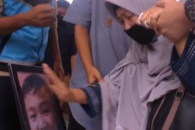 Viral Wanita Berhijab Nangis di Pemakaman Penumpang Sriwijaya Air, Maafkan Nenek Nak!