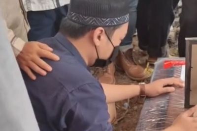 Yumna, Balita Pemilik Jaket Pink Dimakamkan, sang Ayah Terus Peluk Peti Jenazah
