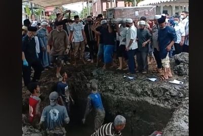 Viral Pemakaman Satu Keluarga Korban Sriwijaya Air, Netizen Salfok Liang Lahat Penuh Air