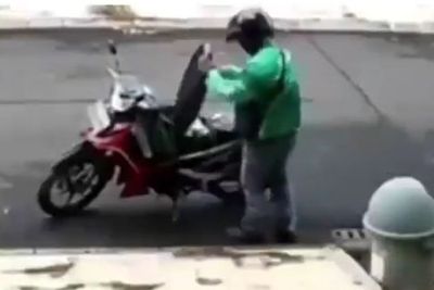Pakai Hand Sanitizer Sebelum Beri Pesanan, Aksi Driver Driver Ojol Banjir Pujian