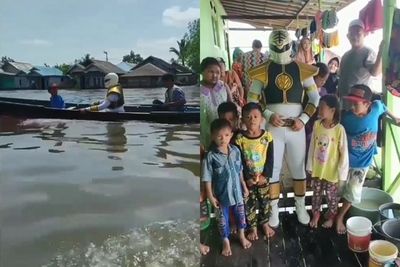 Unik, Relawan Ini Hibur Anak-anak Korban Banjir Kalsel Pakai Kostum Power Rangers 