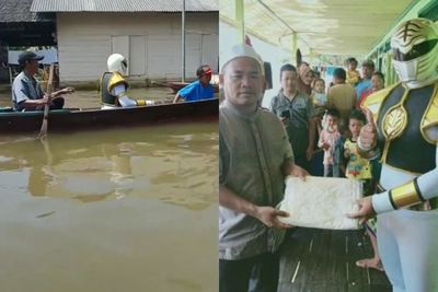 Relawan Pakai Kostum Power Rangers Kunjungi Korban Banjir Kalsel, Bagi Mukena dan Sajadah